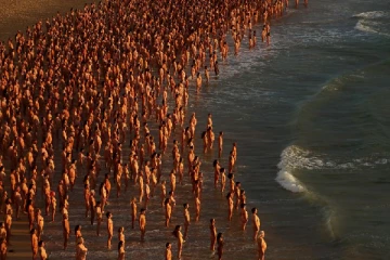 நிர்வாணமாக அவுஸ்திரேலிய கடற்கரையில் குவிந்த ஆயிரக்கணக்கான மக்கள்: பிரம்மாண்ட கலைப் படைப்பு