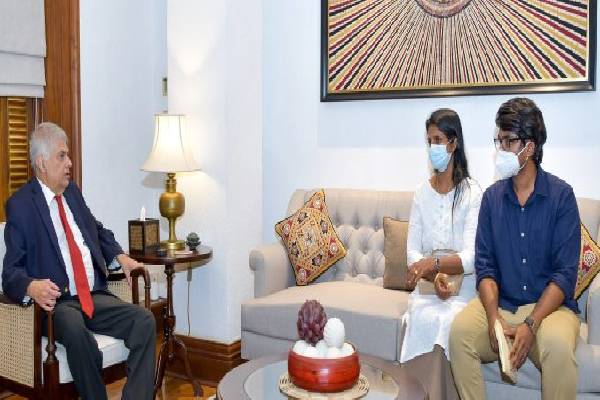 உயிரிழந்த எம் பி இன் மனைவி பிள்ளைகளை சந்தித்தார்  ஜனாதிபதி ரணில்! | President Ranil Met Deceased M P Family