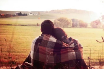 பைக்கில் செல்லும் போதே கட்டிப்பிடித்து முத்தம்: காதல் ஜோடியின் முகம் சுழிக்கும் புகைப்படம்