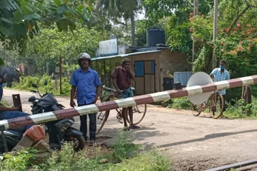வவுனியாவில் ஒரு மணிநேரமாக மூடப்பட்ட புகையிரத கடவை: போக்குவரத்து பாதிப்பு
