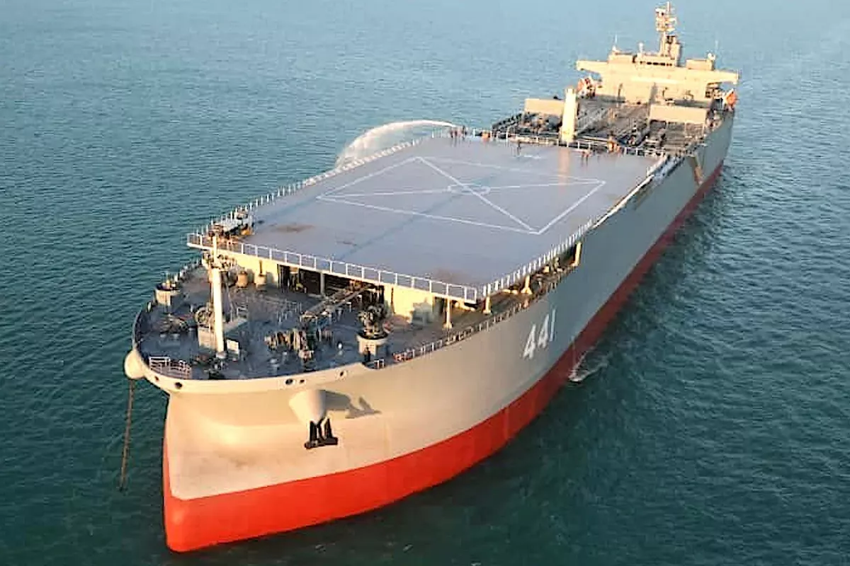 ஹோர்முஸ் நீரிணையில் கடும் நெருக்கடி: 20,000 கடலோடிகள் சிக்கியுள்ளனர் | 2 000 Vessels 20 000 Seafarers Stranded