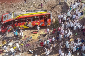 திடீரென பாலத்தில் கவிழ்ந்த பேருந்து: 15 பேர் உயிரிழப்பு - இந்தியாவில் சம்பவம்