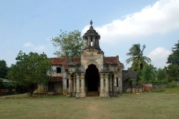 யாழில் வரலாற்று சிறப்பு வாய்ந்த இடத்தையும்  விட்டுவைக்காத  திருட்டு கும்பல்!