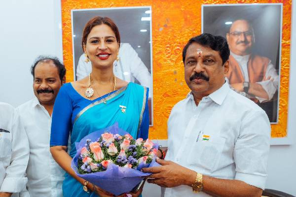 பாஜக கட்சியில் இணைந்தார் நடிகை கஸ்தூரி | Actress Kasthuri Joins Bjp Party