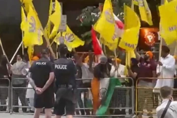 இந்திய தேசிய கொடியை செருப்பால் அடித்த காலிஸ்தான் ஆதரவாளர்கள்