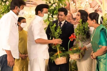 கொள்ளை அழகில் ஜொலிக்கும் நடிகை சரண்யாவின் மகள்: முதல்வர் கொடுத்த சூப்பரான பரிசு என்ன? வைரலாகும் புகைப்படம்