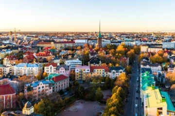 உலகின் மகிழ்ச்சியான நாடுகள்.. 4 ஆண்டுகளாக முதலிடம் வகிக்கும் நாடு! இந்தியாவுக்கு எத்தனாவது இடம்?