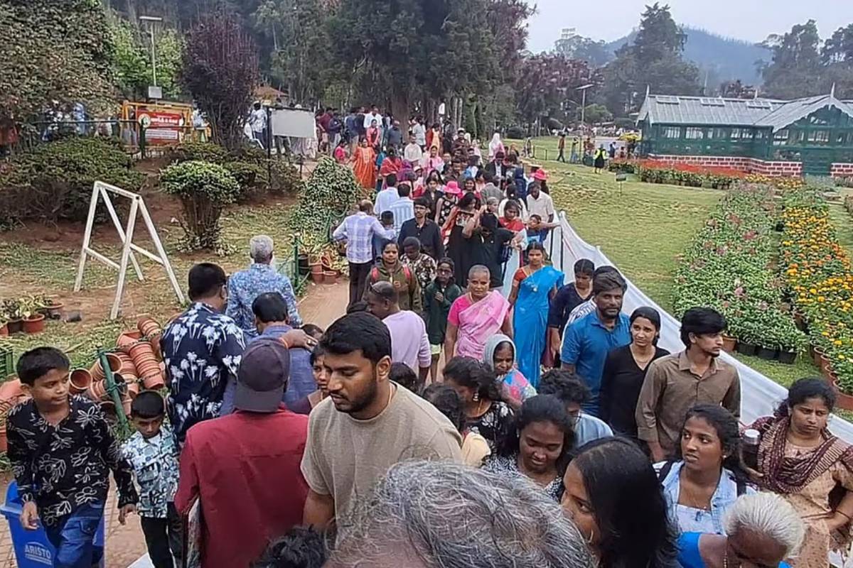 கோடை வெயிலுக்கு ஊட்டி, வால்பாறையில் குவிந்த சுற்றுலா பயணிகள் | Tourist Crowd In Ooty And Valparai