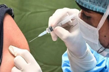 கொரோனா இரண்டு டோஸ் தடுப்பூசி செலுத்திகொண்ட இருவர் திடீர் மரணம்... அதிர்ச்சியில் உறைந்த மக்கள்; காரணம் என்ன?