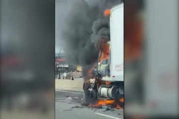 றொரன்டோ வீதியில் திடீரென தீப்பற்றிக் கொண்ட ட்ரக்; பதறிய மக்கள்