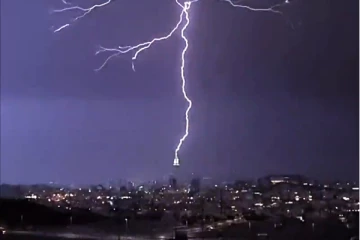 மெக்காவில் மேல்நோக்கி பாய்ந்த மின்னல்! பிரமிக்கவைக்கும் காட்சி இணையத்தில் வைரல்