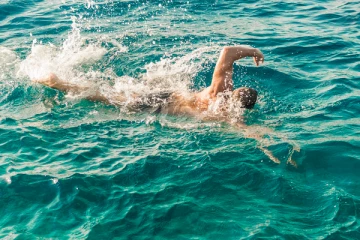 சுதந்திரத்தை தேடி... 10 மணிநேரம் கடலில் நீந்தியே சென்ற நபர் - குளவியால் வந்த வினை!