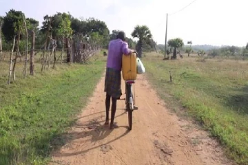 கிளிநொச்சியில் கடும் குடிநீர் தட்டுப்பாட்டினால் மக்கள் அவதி! (PHOTOS)