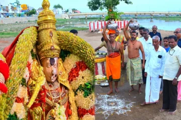 மதுரை மீனாட்சி அம்மன் கோவிலில் வைகை புனித நீரால் அபிஷேகம்