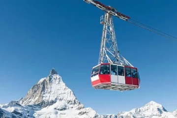 சுவிட்சர்லாந்தில் 9,700 அடி உயரத்தில் கேபிள் காரில் சிக்கிக்கொண்ட சுற்றுலாப்பயணிகள்