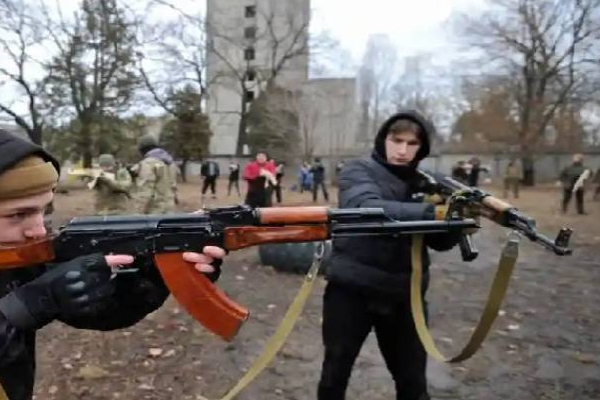 கீவ் - கார்கிவ்வில் நீண்ட வரிசையில் காத்திருக்கும் உக்ரைன் மக்கள்! எதற்காக தெரியுமா? | Russia Ukraine War Kyiv Kharkiv Public Buy Weapons