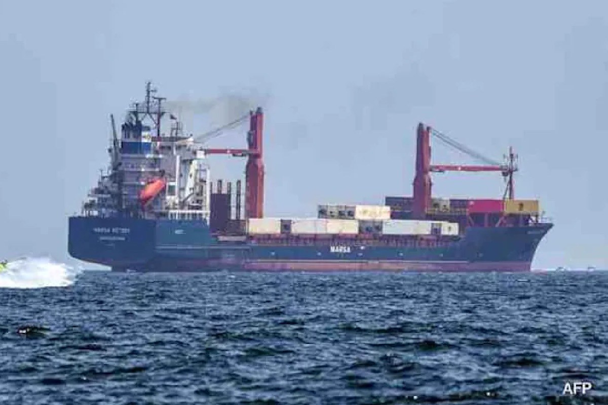 கடலில் சிக்கி தவிக்கும் 1900 கப்பல்கள்: முதன்மை களமாக மாறும் கடற்பரப்புகள் | 1900 Ships Stranded In Strait Of Hormuz