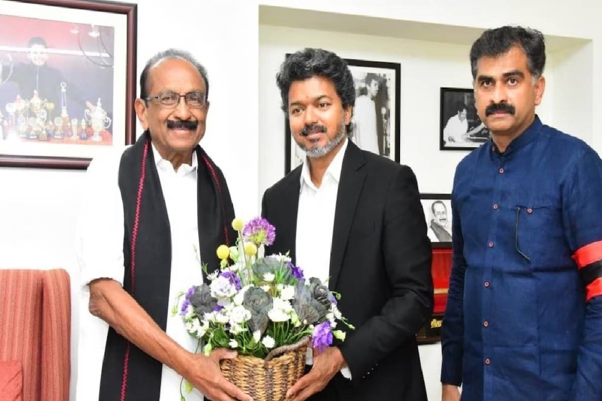 முதல்வர் விஜய்கு திருஷ்டி எடுத்த பெண்! அவர் கொடுத்த கியூட் ரியாக்ஷனை பாருங்க | Woman Falls At Cm Vijay Feet Video Goes Viral