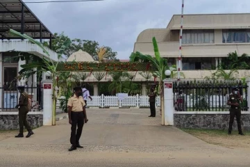 முல்லைத்தீவு மாவட்ட செயலகம், நீதிமன்ற வளாகங்களில் குவிக்கப்பட்டுள்ள பொலிஸார்! (Photos)