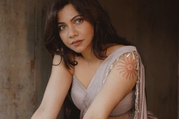 மடோனா செபஸ்டியன் கிளாமர் உடையில் அசத்தல் போட்டோஷூட்