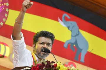 மழை பாதிப்பிற்கு நிவாரணம் கொடுப்பதுதான் தீர்வா? - அரசை விமர்சிக்கும் விஜய்