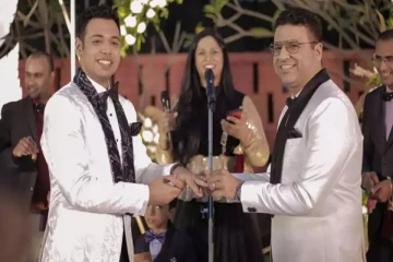 8 வருட  நட்பு... பெற்றோர் சம்மதத்துடன்  ஒருவரை ஒருவர் கரம்பிடித்த ஆண்கள்!