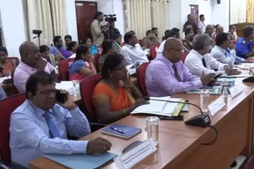 அரச திணைக்களங்கள் கையகப்படுத்திய காணிகளை மீள் பரிசீலனை செய்யுமாறு கோர தீர்மானம் (Photos)