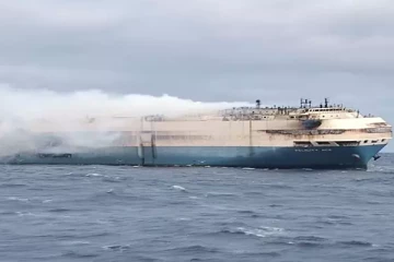 4000 சொகுசு கார்களை ஏற்றிச் சென்ற கப்பலில் பயங்கர தீ விபத்து - அதிர்ச்சி வீடியோ