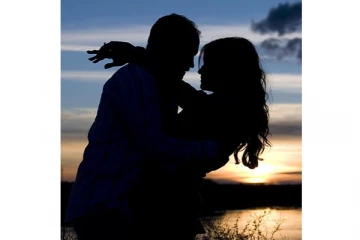 கள்ளக்காதலியுடன் பயணம்... மனைவியிடம் மறைக்க பாஸ்போர்ட் பக்கங்களை கிழித்த கணவர்!