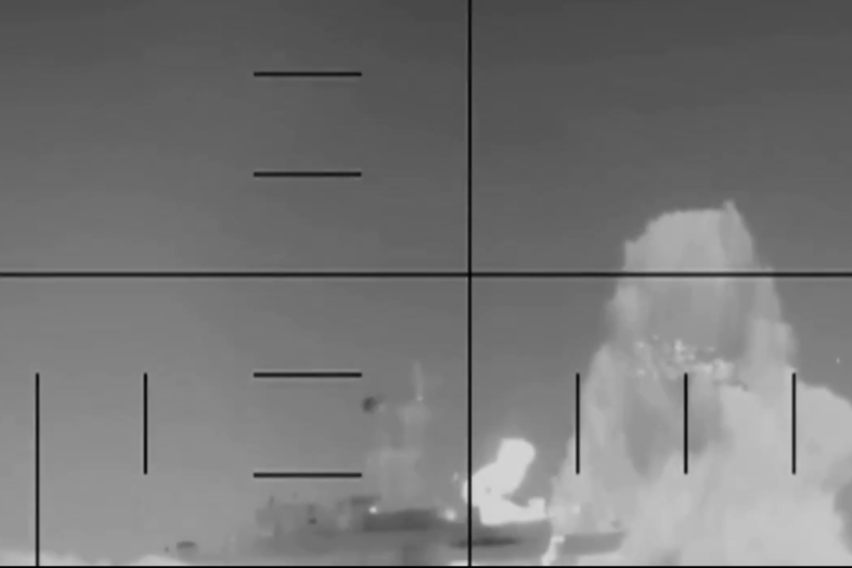 இலங்கை கடற்பரப்பில் ஈரானிய கப்பல் மீது மிக மோசமான தாக்குதல்! அமெரிக்கா வெளியிட்ட பரபரப்பு காணொளி | Us Sinks Iranian Warship Torpedo Indian Ocean
