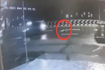 அசுர வேகத்தில் பாய்ந்த வாகனம்... அரைகுறை உடையில் தூக்கி வீசப்பட்ட பெண்: நடுக்கும் சம்பவம்