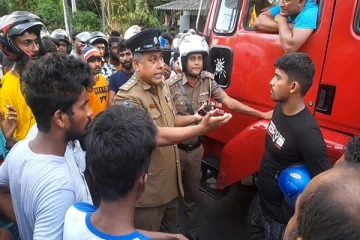 திருகோணமலை எரிபொருள் நிரப்பு நிலையத்தில் முறுகல் நிலை!! எரிபொருள் தாங்கியை மறித்து போராட்டம்