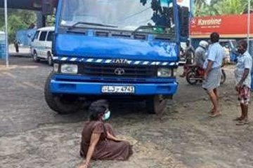 எரிவாயு சிலிண்டர் கிடைக்காத விரக்தி! - பெண் ஒருவர் செய்த காரியம்