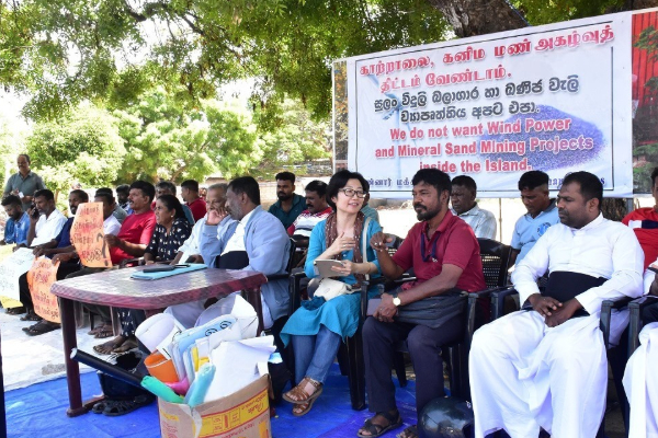 மன்னாரில் தொடரும் மக்கள் போராட்டம் ; திடீரென நுழைந்த வெளிநாட்டு பிரஜை | Foreigner Backs Mannar Protest Joins In