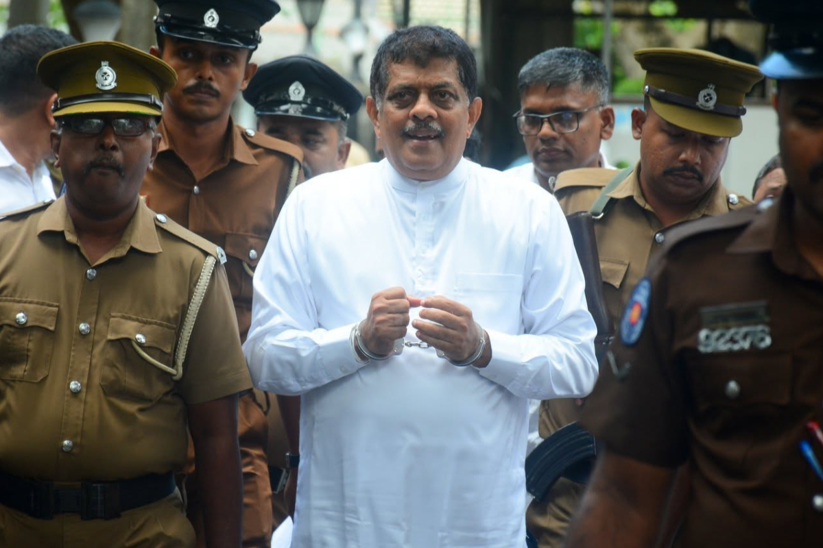 16 வருட சிறை! பலத்த பொலிஸ் பாதுகாப்புடன் சிறைச்சாலைக்கு சென்ற சரண குணவர்தன | Sarana Gunawardena To Court Verdicts In 04 Cases 16 வருட சிறை! பலத்த பொலிஸ் பாதுகாப்புடன் சிறைச்சாலைக்கு சென்ற சரண குணவர்தன | Sarana Gunawardena To Court Verdicts In 04 Cases