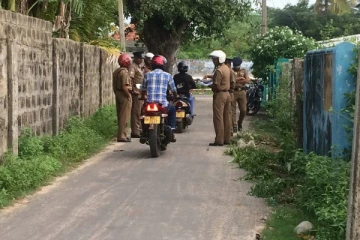 மாங்குளம் பொலிஸாரால் வாகனத்துடன் மூவர் கைது (PHOTOS)