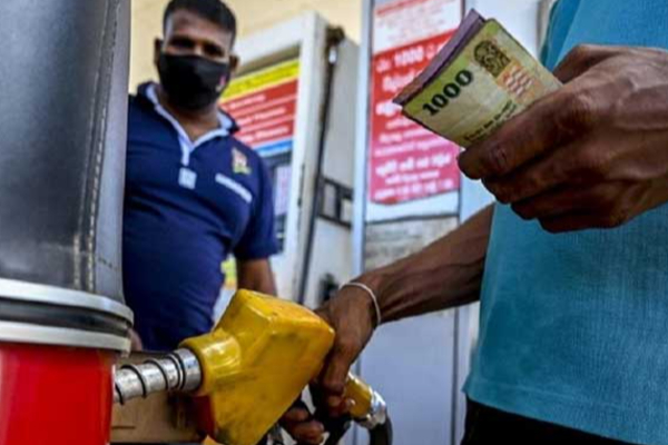 எரிபொருள்களின் விலை அதிகரிக்கபட்டது ; நள்ளிரவு முதல் நடைமுறை | Fuel Prices Increased From Midnight