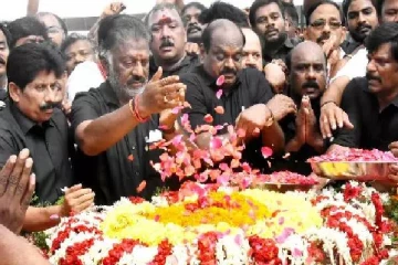 ஆதரவாளர்கள் புடைசூழ ஜெயலலிதா நினைவிடத்தில் ஓபிஎஸ் மரியாதை