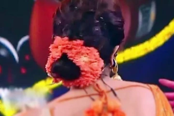 மதுபோதையில் தொகுப்பாளியுடன் கார் பார்க்கிங்கில் கசமுசா!! அம்போவென்று விட்டு ஓடிய டாப் ஹீரோ..