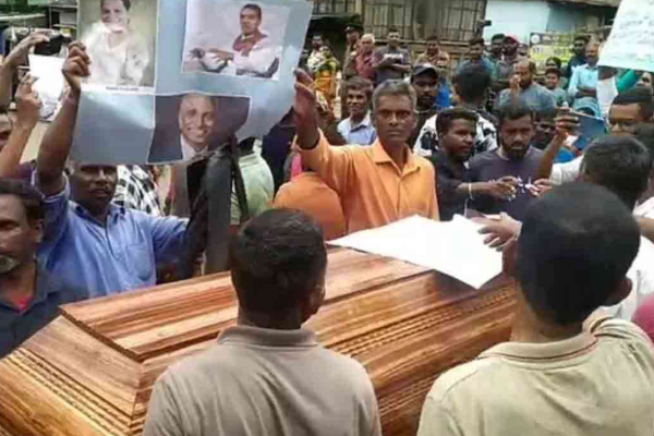 எதிர்க்கட்சியினரை எதிர்த்து சவப்பெட்டி ஏந்தி பெருந்தோட்டத் தொழிலாளர்கள் போராட்டம் | Plantation Workers Protest Carrying Coffins எதிர்க்கட்சியினரை எதிர்த்து சவப்பெட்டி ஏந்தி பெருந்தோட்டத் தொழிலாளர்கள் போராட்டம் | Plantation Workers Protest Carrying Coffins