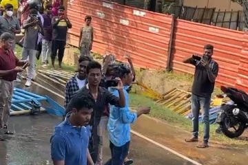 பொலிஸார் அடித்த தண்ணீரில் சம்போ போட்டு குளித்த யாழ்.இளைஞர்கள்! (புகைப்படங்கள்)