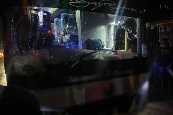 கட்டுநாயக்க பகுதியில் அதிசொகுசு பேருந்து விபத்து: இருவர் பலி | Colombo Batticaloa Bus Accident கட்டுநாயக்க பகுதியில் அதிசொகுசு பேருந்து விபத்து: இருவர் பலி | Colombo Batticaloa Bus Accident