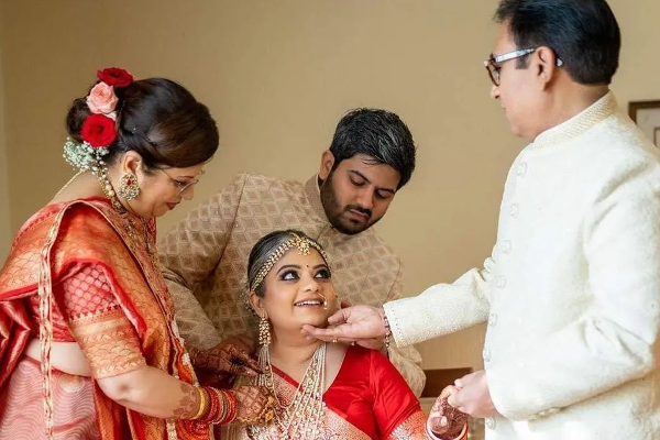 லட்சக்கணக்கில் குவியும் லைக்ஸ்! இளநரையுடன் திருமணம் செய்து கொண்ட பிரபல நடிகரின் மகள் | Cinema Actor Dilip Joshi Daughters Marriage Photos