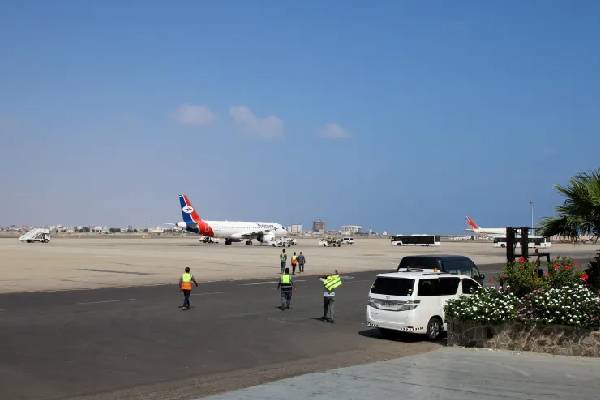 இறுகும் நெருக்கடி... ஏதன் சர்வதேச விமான நிலையத்திலிருந்து விமான சேவைகள் நிறுத்தம் | Flights From Aden Airport Halted