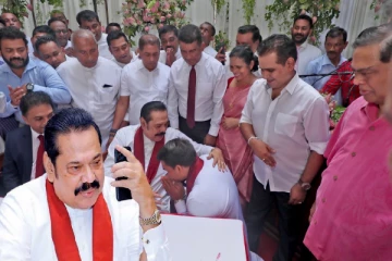 'நாமலுக்கு ஆதரவளியுங்கள்..' வெளியேறிய எம்.பி.க்களிடம் கெஞ்சும் மகிந்த