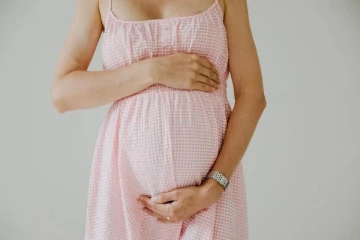 கர்ப்பிணியின் வயிற்றுக்குள் இருந்த பொருட்கள்! அதிகாரிகளிடம் வசமாக சிக்கிய பெண்