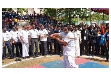 என்ன யாருன்னு நினைச்சீங்க..!சிலம்பம் சுற்றிய அமைச்சர் வியந்து போன நாகர்கோவில்