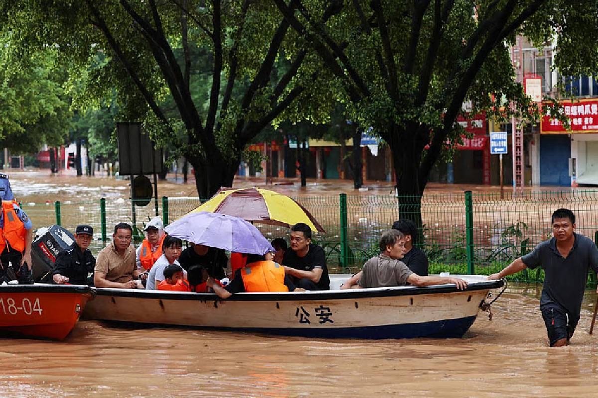 வெளிநாடொன்றில் தீவிரமடையும் வெள்ளப்பெருக்கு | Floods Intensify In Southern China