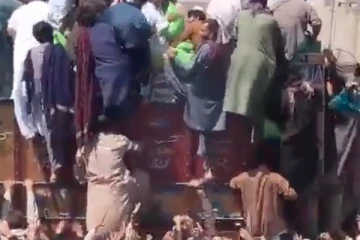 இலவச கோதுமை மாவுக்கு பாக். மக்கள் மோதல்: 4 பேர் பலி (Video)