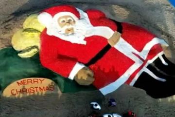 தக்காளிகள் கொண்டு உருவாக்கிய உலகின் மிகப்பெரிய நத்தார் தாத்தா!